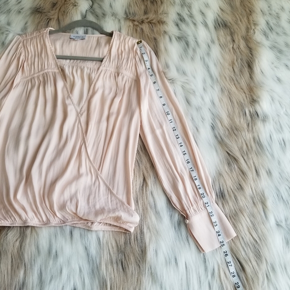 Evereve Rosalie Satin Surplice Long Sleeve Top Size Small - Picture 6 of 12